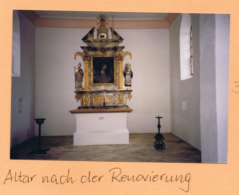 Grossansicht in neuem Fenster: Kapellen und Kirchen - Der neue Schmiedorfer Altar nach der Renovierung, angepasst an den ursprünglichen Altar