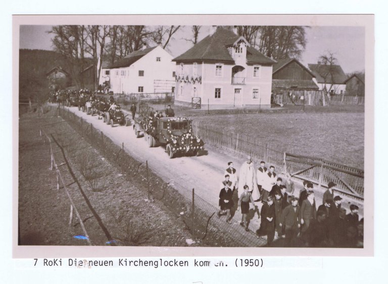 Grossansicht in neuem Fenster: Kapellen und Kirchen - Die neuen Kirchenglocken kommen 1951, die vorherigen wurden zum Einschmelzen zu Kriegszwecken heruntergeholt