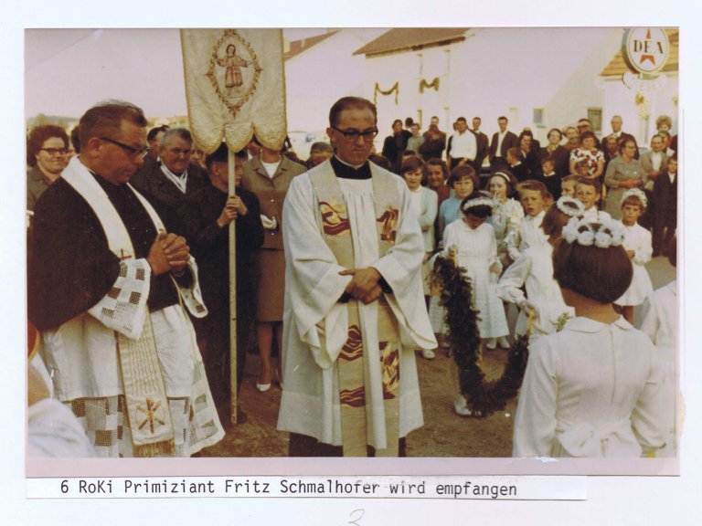 Grossansicht in neuem Fenster: Kapellen und Kirchen - Primiziant Fritz Schmalhofer wird empfangen, links Pfarrer Michael Galler