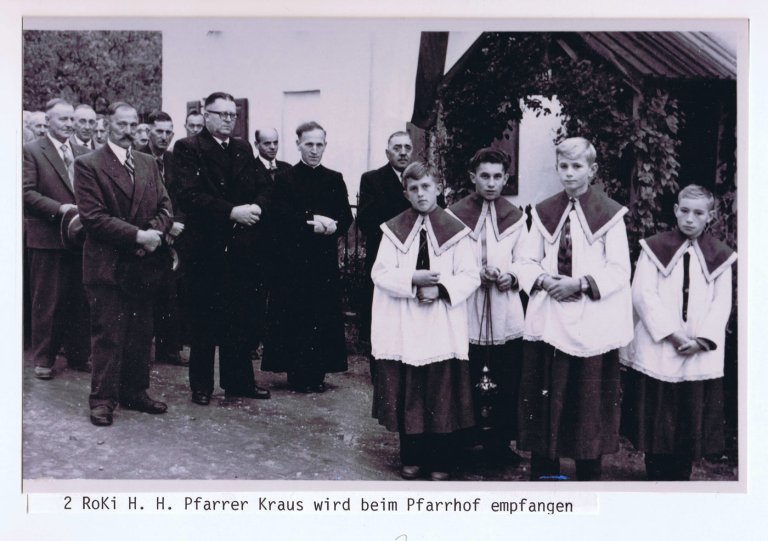 Grossansicht in neuem Fenster: Kapellen und Kirchen - Pfarrer Kraus wird beim Pfarrhof empfangen