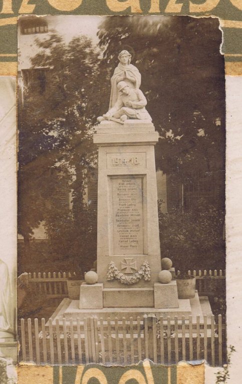 Grossansicht in neuem Fenster: Kapellen und Kirchen - Das Kriegerdenkmal um 1930