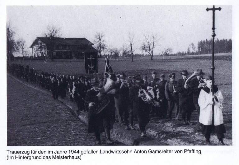 Grossansicht in neuem Fenster: Kapellen und Kirchen - Trauerzug für den im Jahre 1944 gefallenen Landwirtssohn Anton Gamsreiter von Pfaffing